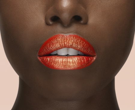 L’Oréal Paris Paris Electric Nights Rouge Signature brilho para lábios com efeito metálico