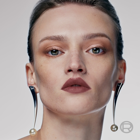 L’Oréal Paris x Mugler polomatný rúž s hydratačným účinkom