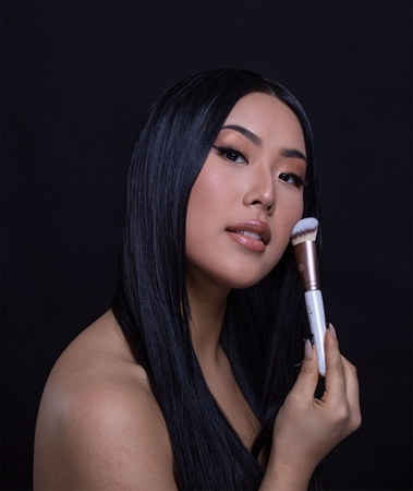 Luvia Cosmetics Elegance Angled Buffer perie multifuncțională faciale