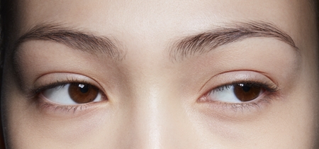 MAC Cosmetics Veluxe Brow Liner ceruzka na obočie s kefkou