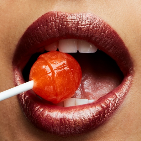 MAC Cosmetics Frost Lipstick dlhotrvajúci rúž s perleťovým leskom