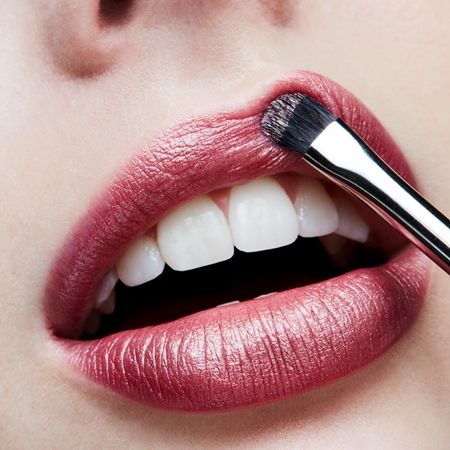 MAC Cosmetics Frost Lipstick dlhotrvajúci rúž s perleťovým leskom