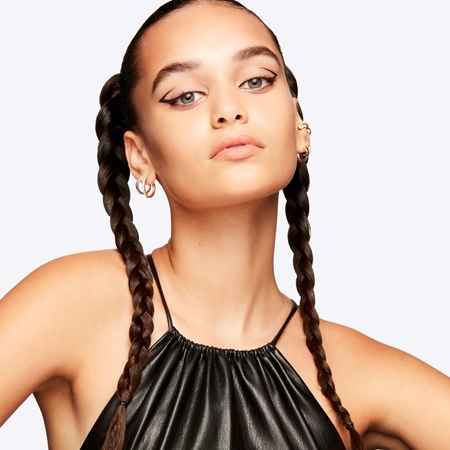 MAC Cosmetics Studio Radiance Face and Body Radiant Sheer Foundation lehký make-up na obličej a tělo