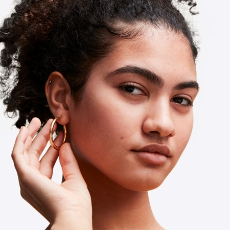 MAC Cosmetics Studio Radiance Face and Body Radiant Sheer Foundation lengvos tekstūros makiažo priemonės veidui ir kūnui