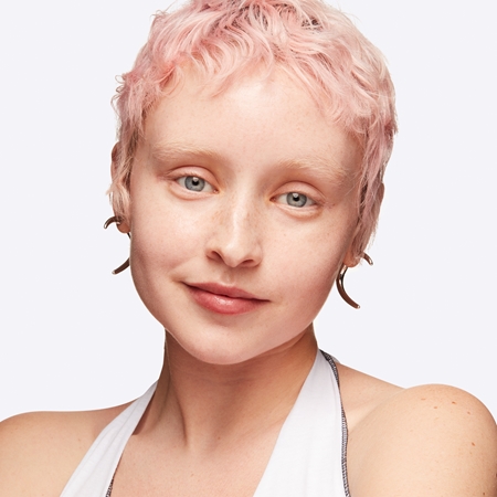 MAC Cosmetics Studio Radiance Face and Body Radiant Sheer Foundation fondotinta leggero per viso e corpo