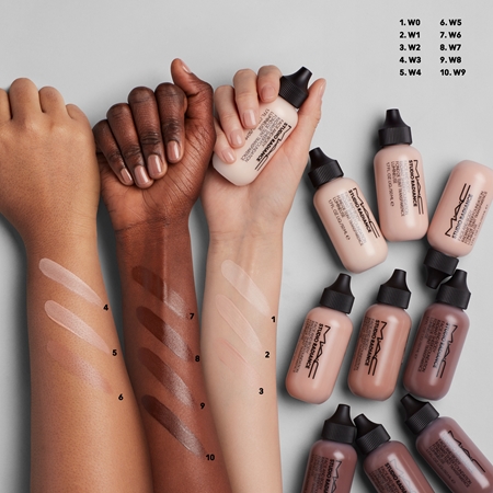 MAC Cosmetics Studio Radiance Face and Body Radiant Sheer Foundation fondotinta leggero per viso e corpo