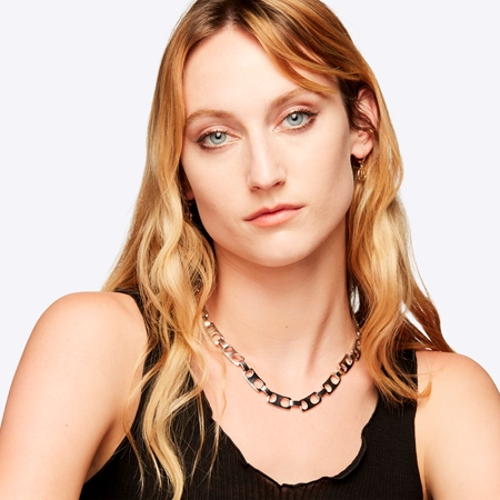 MAC Cosmetics Studio Radiance Face and Body Radiant Sheer Foundation fondotinta leggero per viso e corpo