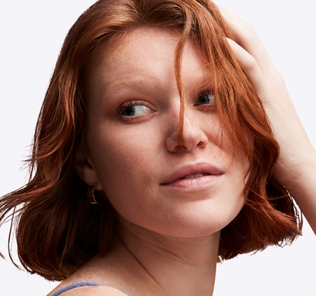 MAC Cosmetics Studio Radiance Face and Body Radiant Sheer Foundation lengvos tekstūros makiažo priemonės veidui ir kūnui