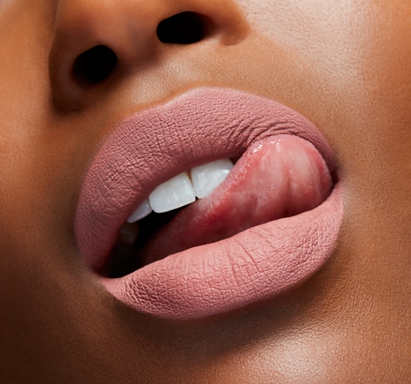 MAC Cosmetics Locked Kiss Ink 24HR Lipcolour ilgai išliekantys matiniai skystieji lūpų dažai