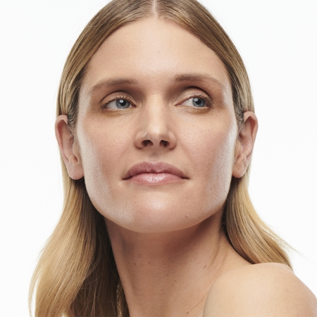 MAC Cosmetics Studio Radiance Serum-Powered Foundation hydratačný make-up