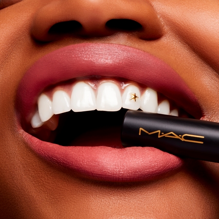 MAC Cosmetics Powder Kiss Velvet Blur Slim Stick matná hydratační rtěnka
