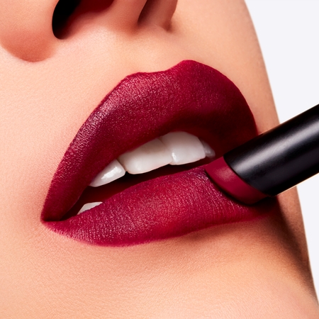 MAC Cosmetics Powder Kiss Velvet Blur Slim Stick drėkinamieji matiniai lūpų dažai