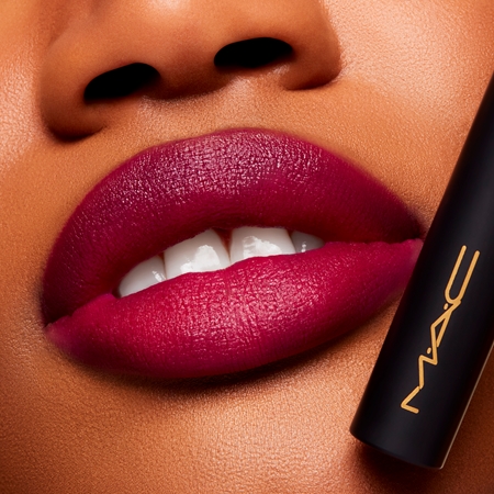 MAC Cosmetics Powder Kiss Velvet Blur Slim Stick drėkinamieji matiniai lūpų dažai