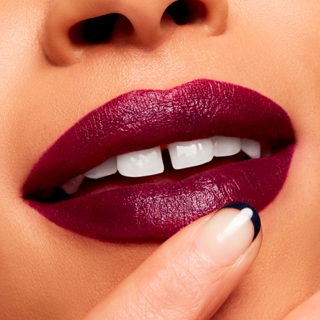 MAC Cosmetics Powder Kiss Velvet Blur Slim Stick drėkinamieji matiniai lūpų dažai