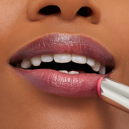MAC Cosmetics Glow Play Lip Balm hranilni in vlažilni balzam za ustnice