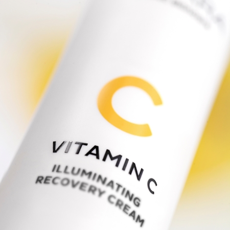 MÁDARA Vitamin C Izgaismojošs krēms ar reģenerējošu efektu