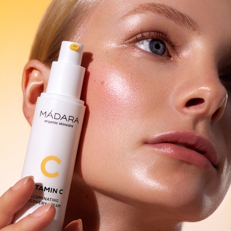 MÁDARA Vitamin C Izgaismojošs krēms ar reģenerējošu efektu
