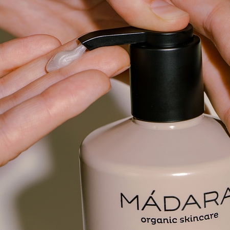 MÁDARA Bitter Honey gel doccia rinfrescante per mani e corpo