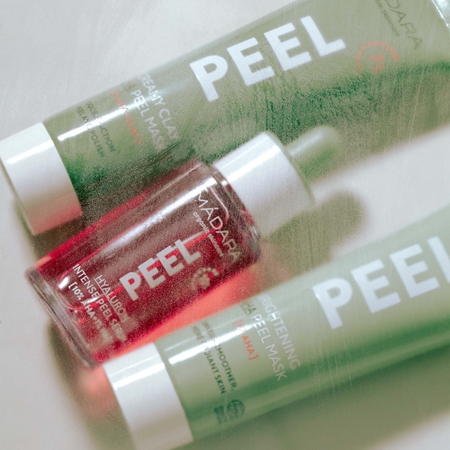 MÁDARA Peel sérum hialurónico com efeito peeling