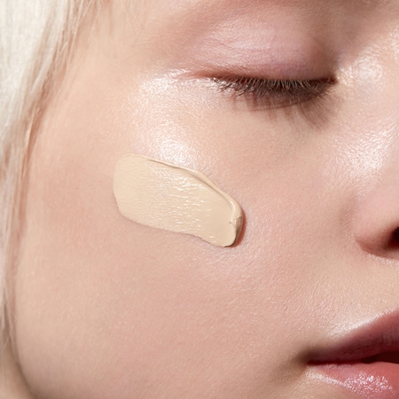 MÁDARA Skinonym Semi-Matte Peptide Ilgnoturīgs tonālais krēms ar peptīdiem