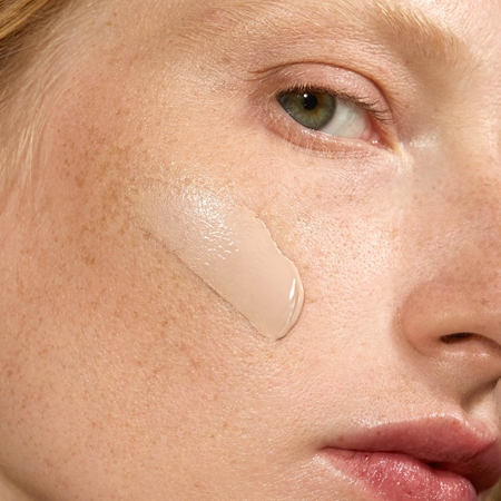 MÁDARA Skinonym Semi-Matte Peptide Ilgnoturīgs tonālais krēms ar peptīdiem