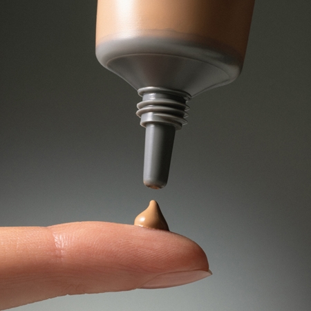 MÁDARA Skinonym Semi-Matte Peptide base duradoura com peptídeos