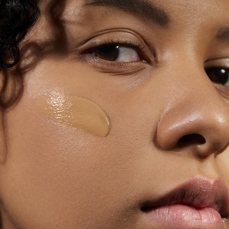 MÁDARA Skinonym Semi-Matte Peptide Ilgnoturīgs tonālais krēms ar peptīdiem