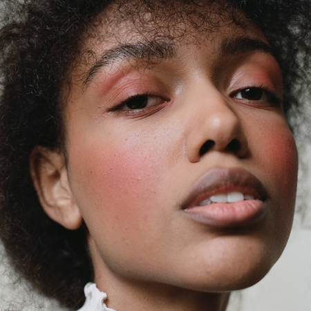 MÁDARA Magnetic Blush rdečilo v prahu