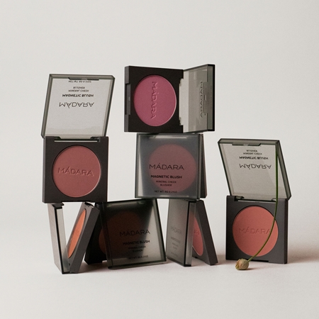 MÁDARA Magnetic Blush rdečilo v prahu