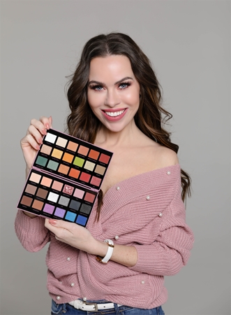 Makeup Revolution X Petra XOXO paletka očních stínů