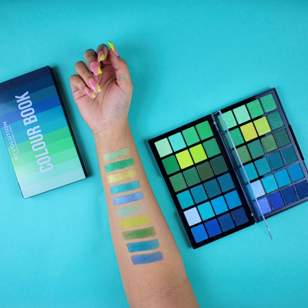 Makeup Revolution Colour Book paletka pudrových očních stínů