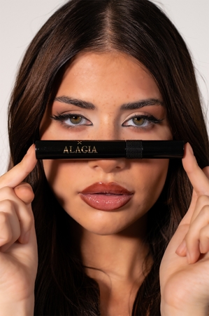 Makeup Revolution X Alagia Fill Fluffy apimtį didinantis ir blakstienas užriečiantis blakstienų tušas