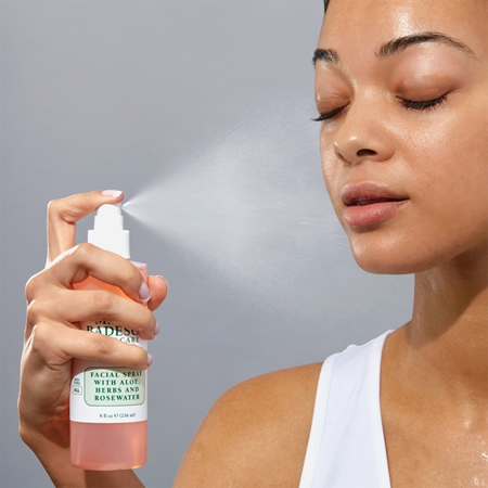 Mario Badescu Facial Spray with Aloe, Herbs and Rosewater Tonisierendes Gesichtsnebel-Spray für hydratisierte und strahlende Haut