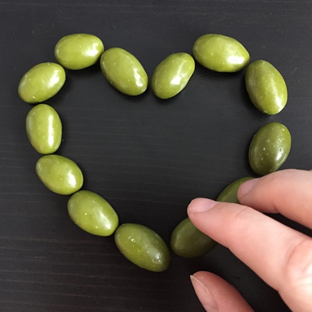 Matcha Tea Mandle v Matcha Tea čokoládě ořechy v polevě s matchou