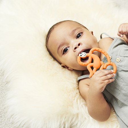 Matchstick Monkey Mini Monkey Teether dentaruolo con un ingrediente antimicrobico