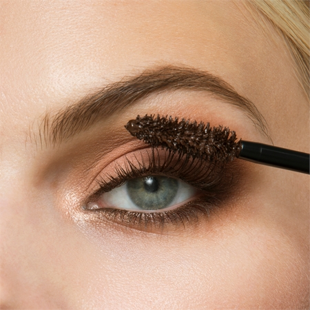 MAYBELLINE NEW YORK Total Temptation Volumen-Mascara mit Kakaoduft