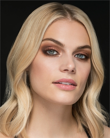 MAYBELLINE NEW YORK Total Temptation Volumen-Mascara mit Kakaoduft