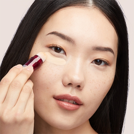 MAYBELLINE NEW YORK Instant Anti Age Eraser corretor líquido com esponja aplicadora formato poupança tom 01 Light