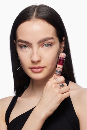 MAYBELLINE NEW YORK Instant Anti Age Eraser korektor w płynie z aplikatorem w postaci gąbeczki