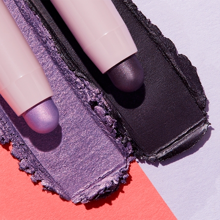 MAYBELLINE NEW YORK Puma x Maybelline Matte + Metallic Eye Duo Stick senčila za oči v paličici