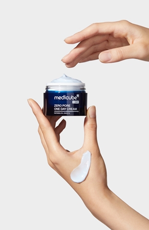 medicube Zero Pore One Day Cream Light Moisturizing Cream to tighten pores