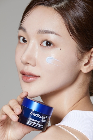 medicube Zero Pore One Day Cream Light Moisturizing Cream to tighten pores