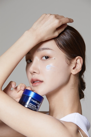 medicube Zero Pore One Day Cream Light Moisturizing Cream to tighten pores