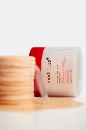 medicube Red Succinic Acid Peeling Pad Exfoliating Pads for problem skin