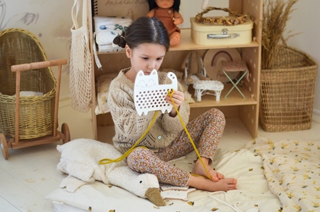 Milin Big Wooden Lacing Toy Cat Sophia aktivity hračka