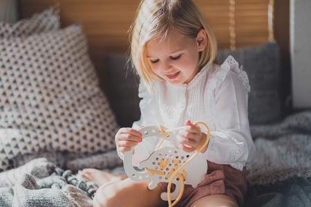 Milin Big Wooden Lacing Toy Monkey Amelia aktivity hračka