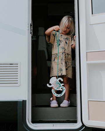 Milin Big Wooden Lacing Toy Monkey Amelia aktivity hračka