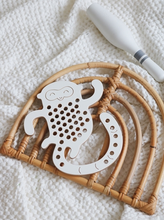 Milin Big Wooden Lacing Toy Monkey Amelia aktivity hračka