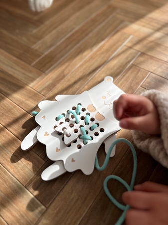 Milin Wooden Lacing Toy Mrs. Teddy zabawka edukacyjna