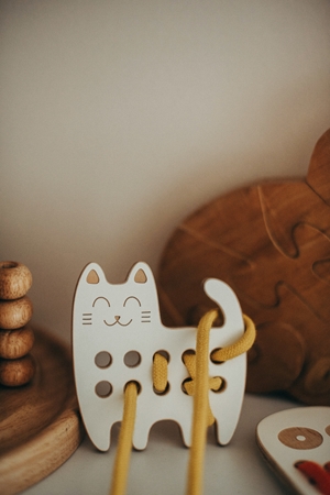 Milin Small Wooden Lacing Toy Cat aktivity hračka